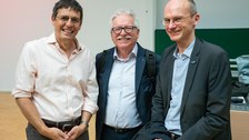 Physik Nobelpreisträger Didier Queloz mit Prof. Dr. Carsten Timm und Günther Hasinger