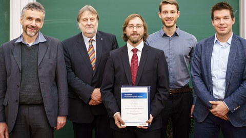 v.l.n.r. Dekan der Fakultät Physik Prof. Michael Kobel, Prorektor Forschung Prof. Gerhard Rödel, Preisträger Dr. Kai Wagner, Vorsitzender des Preiskomitees Prof. Jan Budich und Betreuer der Promotion & TUD Young Investigator Dr. Helmut Schultheiß (HZDR).