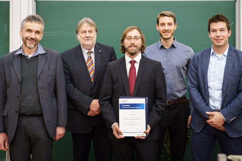 v.l.n.r. Dekan der Fakultät Physik Prof. Michael Kobel, Prorektor Forschung Prof. Gerhard Rödel, Preisträger Dr. Kai Wagner, Vorsitzender des Preiskomitees Prof. Jan Budich und Betreuer der Promotion & TUD Young Investigator Dr. Helmut Schultheiß (HZDR).