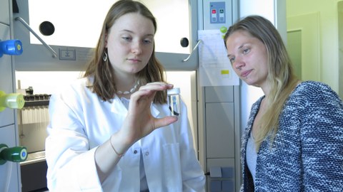 Emilia (links) und Nicole Rothe (rechts) im Labor der Professur für Biopsychologie.