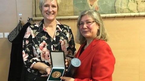 Professorin Dr. Zrinka Kovarik (links) und Professorin Dr. Jutta Ludwig-Müller (rechts)