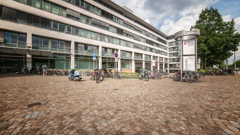 Bürogebäude Zellescher Weg mit Fahrrädern davor