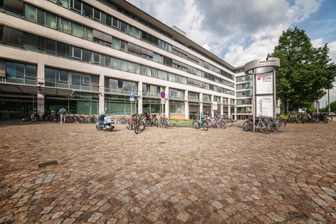 Bürogebäude Zellescher Weg mit Fahrrädern davor