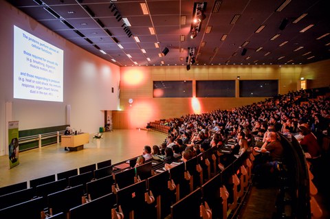 Ada Yonath im Audimax der TU Dresden