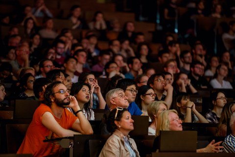 Ada Yonath im Audimax der TU Dresden