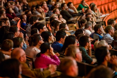 Ada Yonath im Audimax der TU Dresden