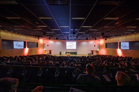 Ada Yonath im Audimax der TU Dresden