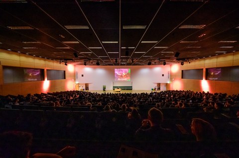 Ada Yonath im Audimax der TU Dresden