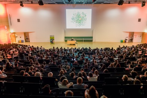 Ada Yonath im Audimax der TU Dresden