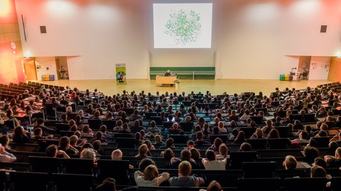 Ada Yonath im Audimax der TU Dresden