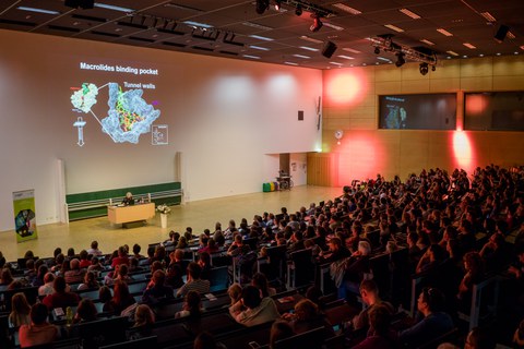 Ada Yonath im Audimax der TU Dresden