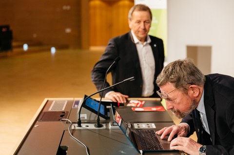 Michael Kosterlitz mit Prof. Kirschbaum