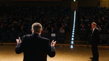 Michael Kosterlitz beim Vortrag