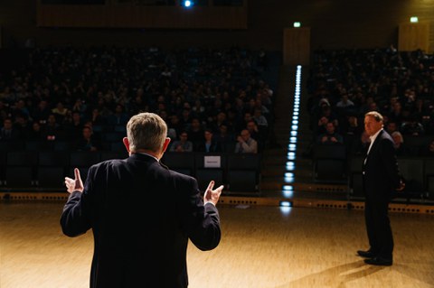Michael Kosterlitz beim Vortrag