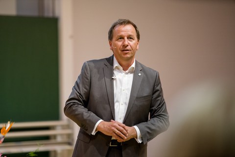 Prof. Dr. Kirschbaum im Audimax der TUD