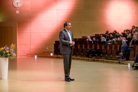 Prof. Dr. Kirschbaum im Audimax der TUD
