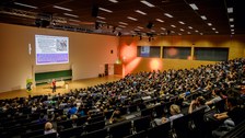 Tom Südhof im Audimax der TU Dresden