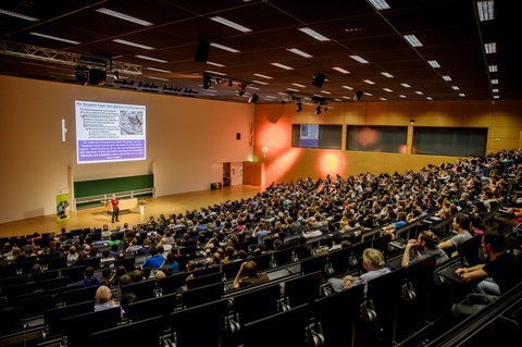Tom Südhof im Audimax der TU Dresden