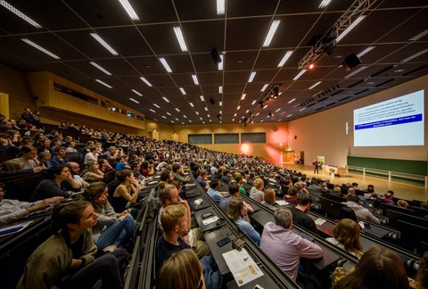 Tom Südhof im Audimax der TU Dresden