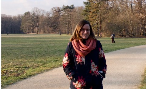 Sandra Heckel in einem Park