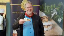 Prof. Simat mit Stollen in der Hand