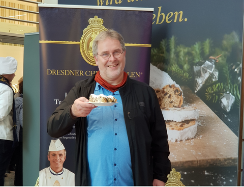 Prof. Simat mit Stollen in der Hand