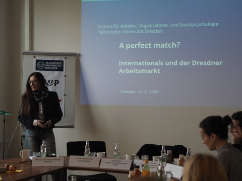 Prof. Dr. Petra Kemter-Hofmann bei der Präsentation ihrer neuen Studie.