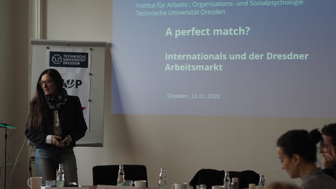 Prof. Dr. Petra Kemter-Hofmann bei der Präsentation ihrer neuen Studie.