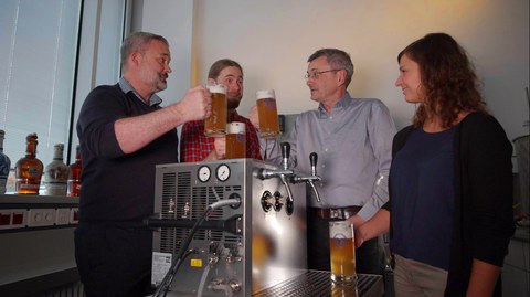 Chemiker der TU Dresden stoßen mit selbstgebrautem Bier an.