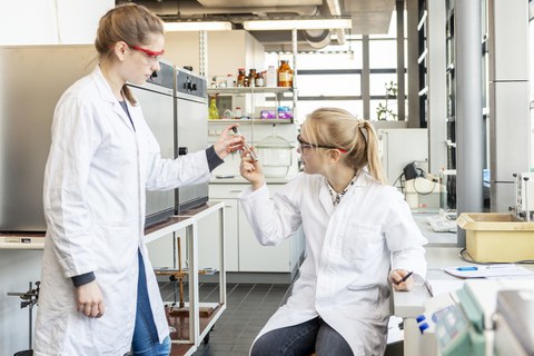 Studierende bei der Laborarbeit