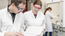 Studierende bei der Laborarbeit