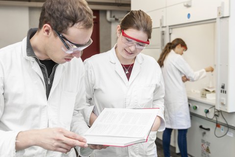 Studierende bei der Laborarbeit
