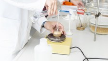 Studierende bei der Laborarbeit