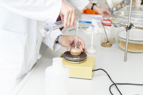 Studierende bei der Laborarbeit