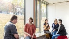 Psychologiestudierende diskutieren im Seminarraum