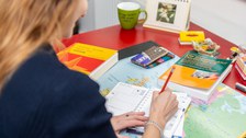 Studentin macht sich Notizen