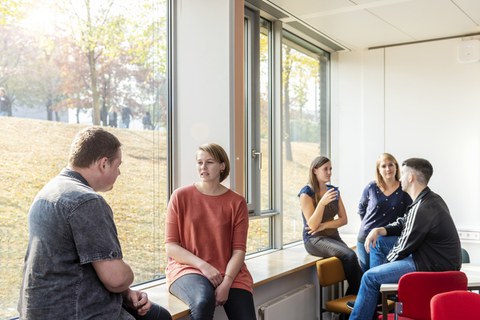 Psychologiestudierende diskutieren im Seminarraum