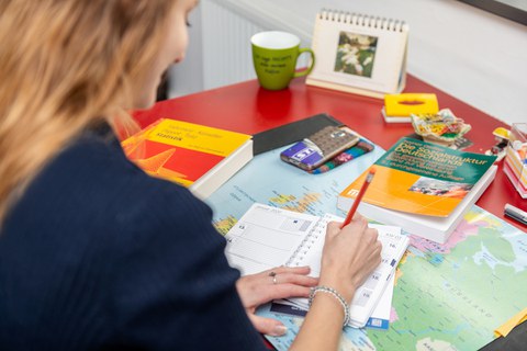 Studentin macht sich Notizen