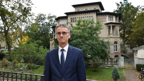 Hans-Joachim Knölker vor dem Gebäude der SAW stehend.