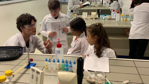 Kinder lernen im Labor in Brasilien Chemie kennen.