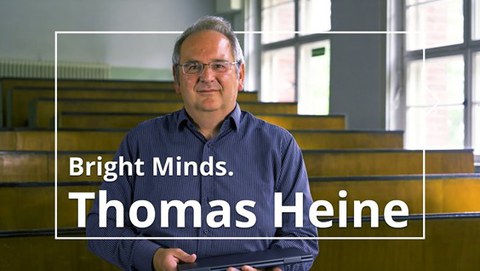 Thomas Heine sitzt in einem Hörsaal.