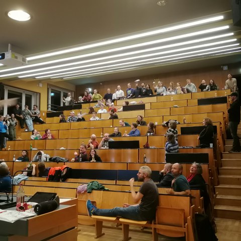 Ein Hörsaal mit Menschen.