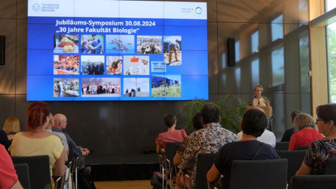 Die Rektorin der TU Dresden hält ein Grußwort anlässlich des 30-jährigen Jubiläums der Fakultät Biologie.