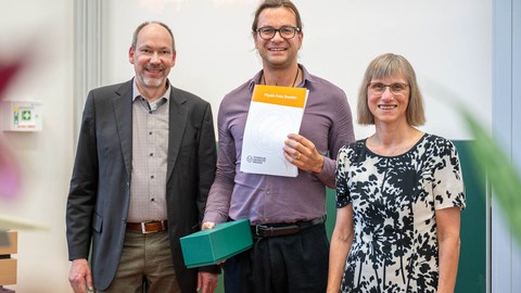 v.l.n.r. Prof. Frank Jülicher, Direktor am MPI-PKS, Preisträger Prof. Matthieu Wyart, Dekanin der Fakultät Physik, Prof. Gesche Pospiech.