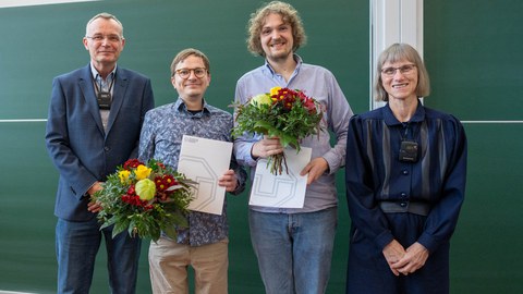 Die Preisträger des Promotionspreises Physik 2024 mit dem Vorsitzenden des Preiskomitees und der Dekanin der Physik