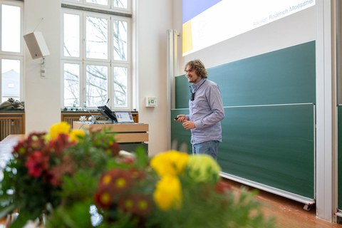 Dr. Benedikt Placke vor Tafel