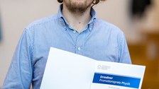 Dr. Benedikt Placke mit Urkunde zum Promotionspreis Physik.