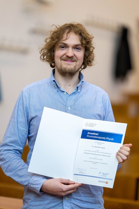 Dr. Benedikt Placke mit Urkunde zum Promotionspreis Physik.