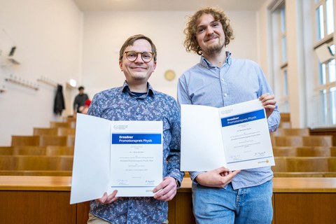 Die beiden Preisträger mit Urkunde.