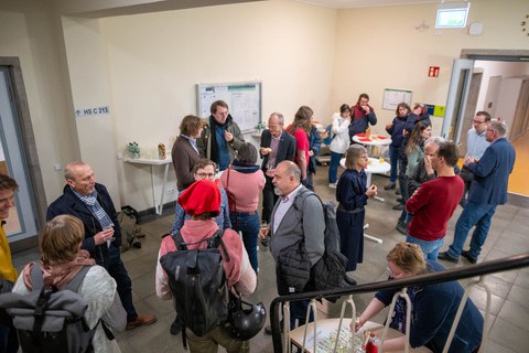 Menschen bei Zusammenkunft.